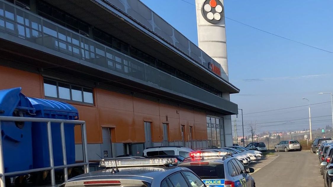 Dvě stě evakuovaných na Zlínsku, anonym hrozí explozí ve firmě